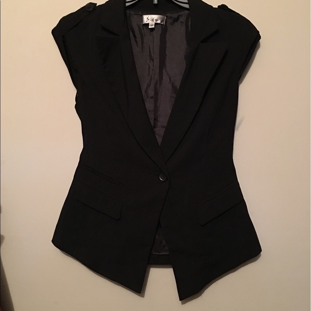 Sleeveless blazer, business attire very elegant 😊